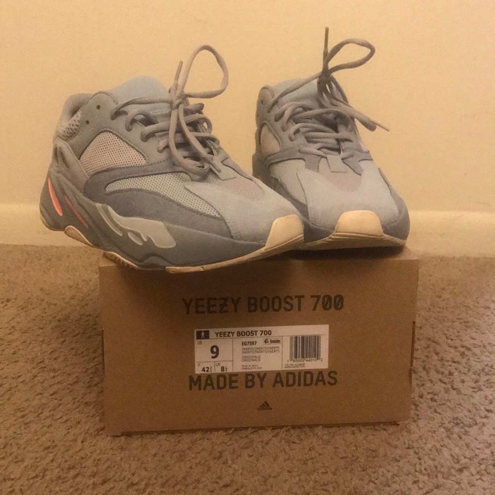 Yeezy boost 700